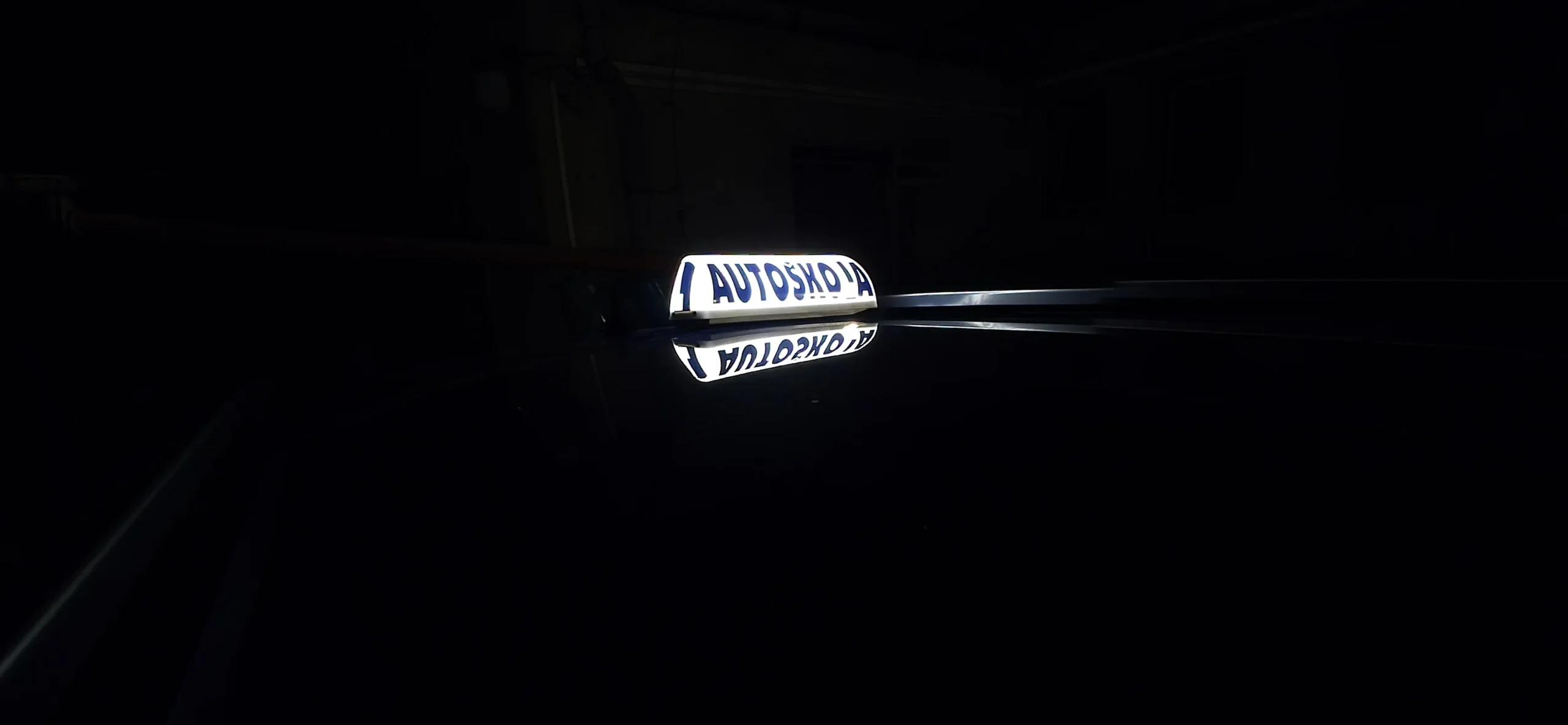 Svítící střešní cedule Autoškola v noci